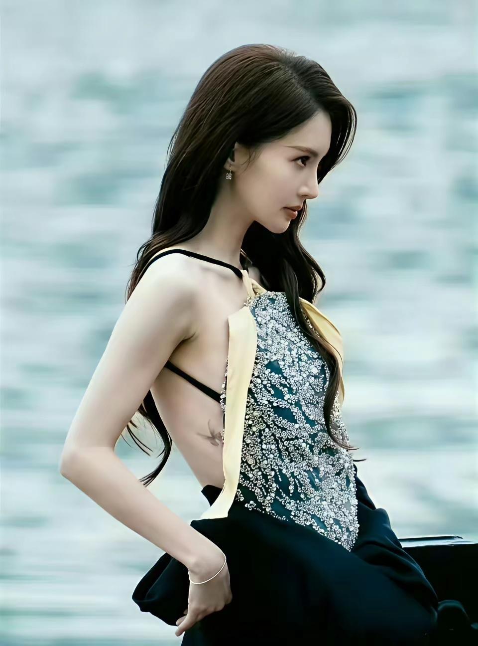 金晨这真是妥妥的仙女背啊！这手臂线条好流畅。