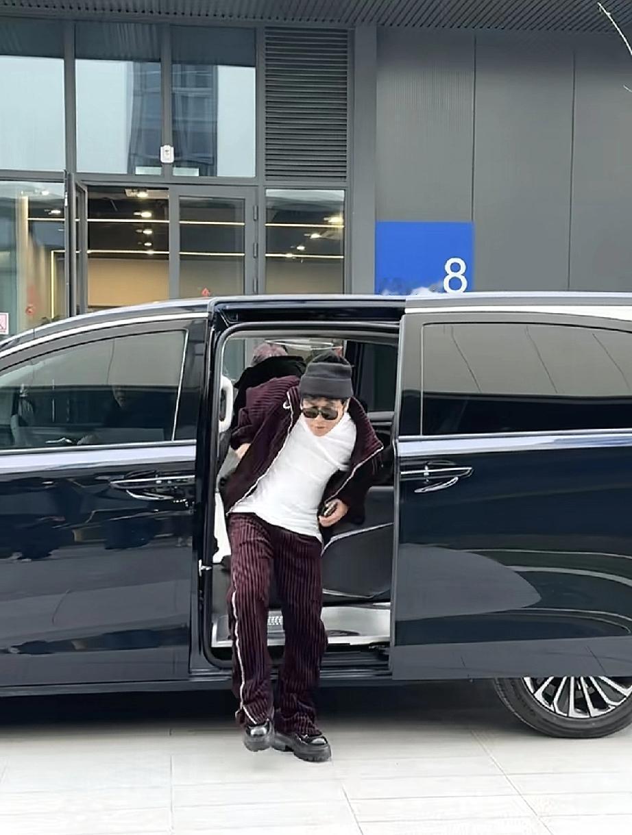 宋小宝竟然变帅了，自曝动600多刀整容！2月2日，宋小宝到达东方卫视春晚的排