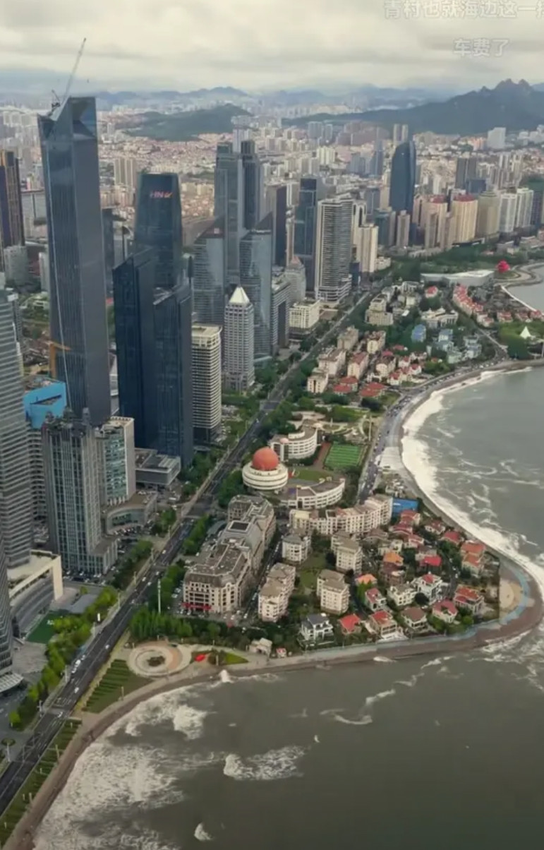 青岛这个城建水平，放在北方也是算顶级的！尤其是在北方，如果能沿海，那整个城市的