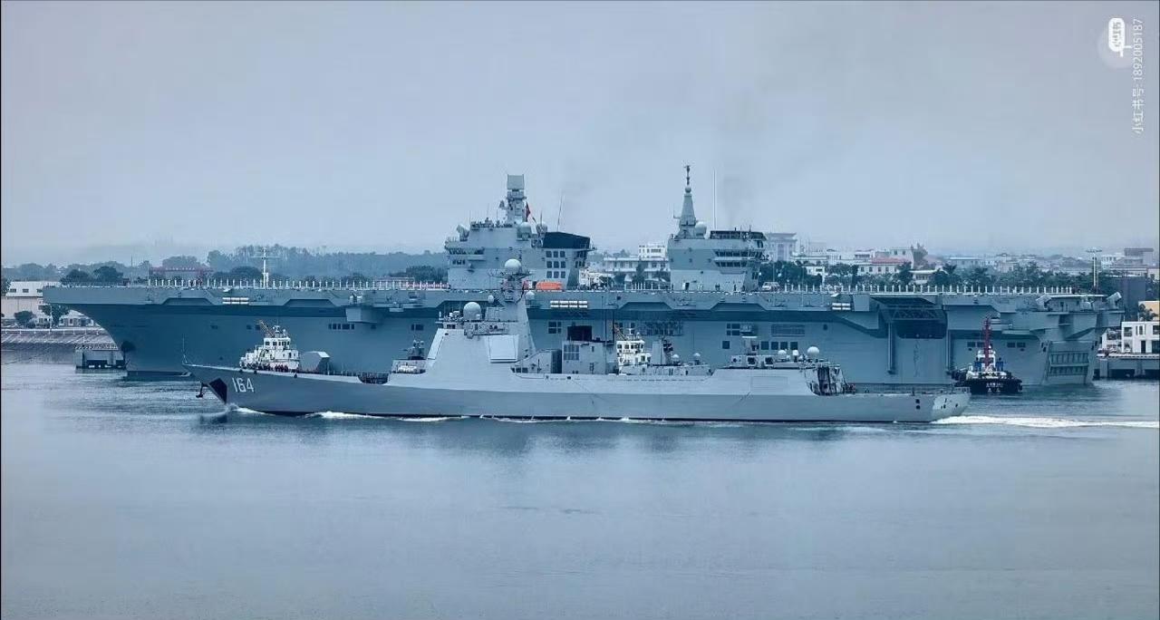 052D与076首次同框，164舰从四川舰身旁前驶过.