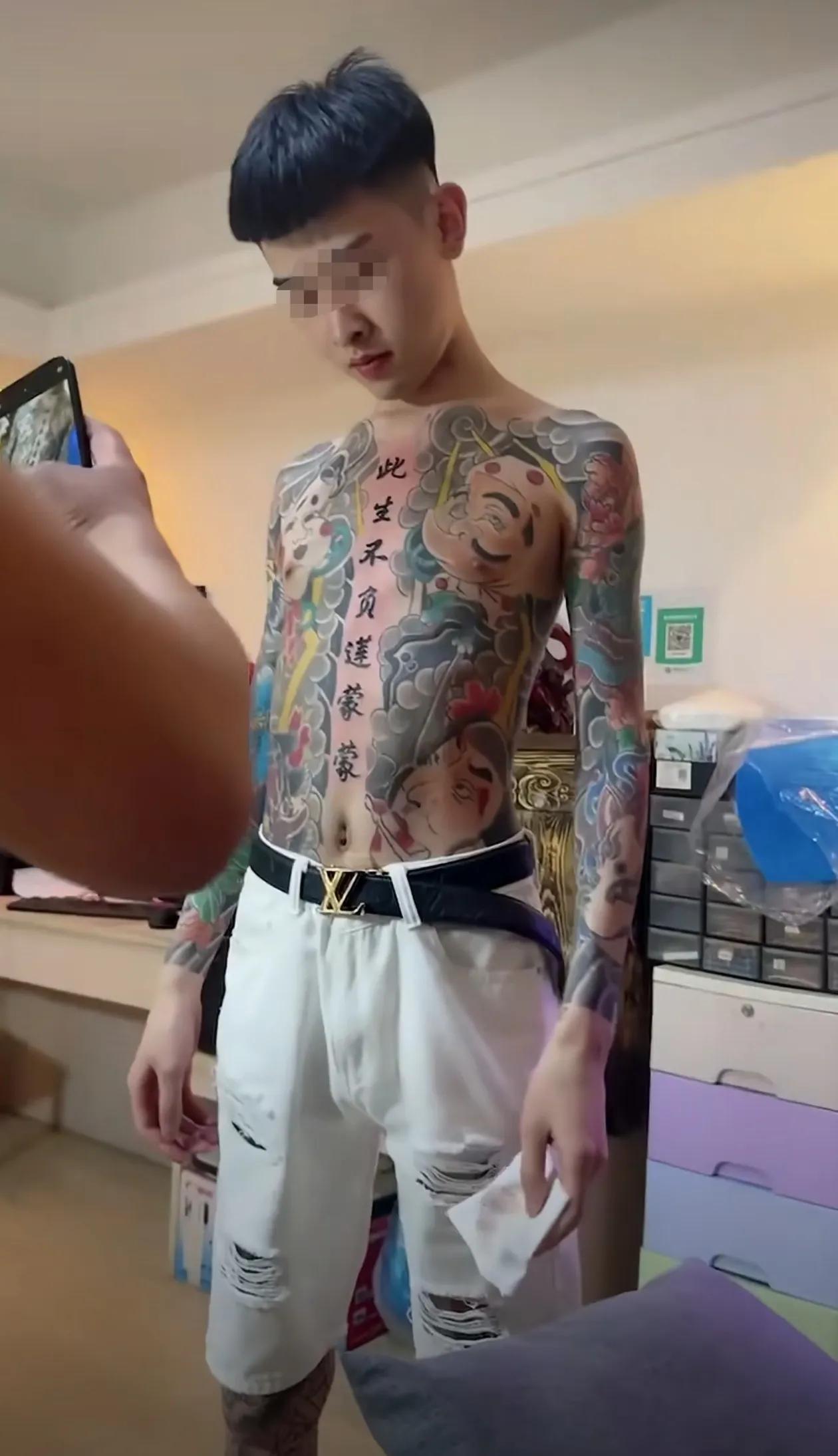 这孩子，这一辈子算废了！不知成年未成年，如未成年，文身店老板已经违法。