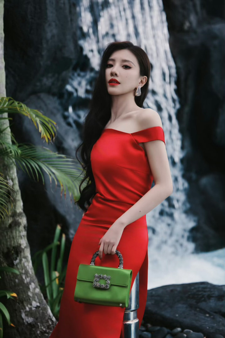 王鹤润红裙绿包反差美学王鹤润背部线条谁懂王鹤润这套红毯look，大胆红配绿完全不