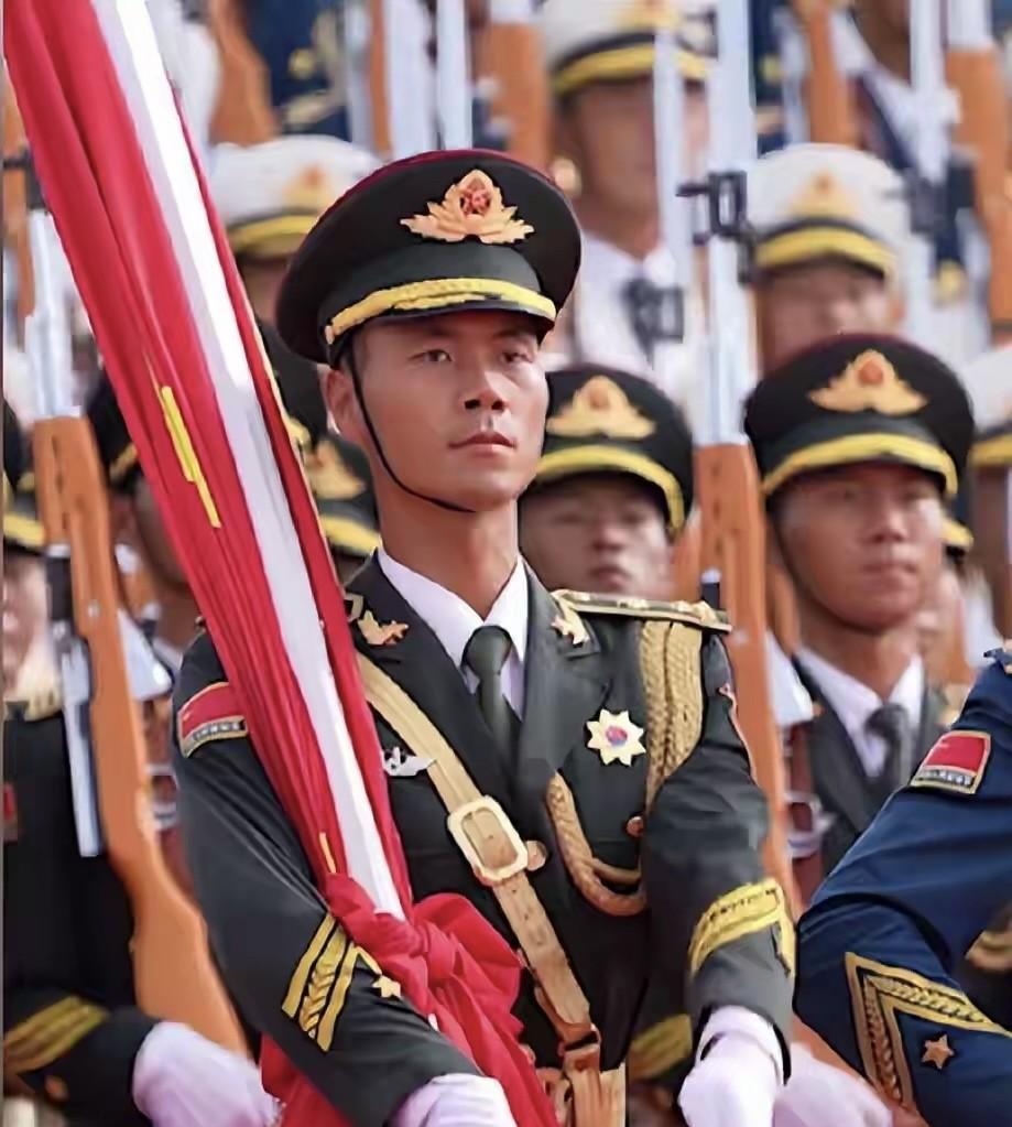 九三阅兵唯一旗手的故事太激励了！他叫张威，17岁第一次去北京见到国旗护卫队时就