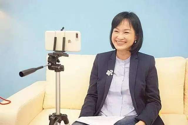 柯志恩再次叫嚣郑丽文，不能让其篡改民意！ 说白了，柯志恩就是一个“投机分子”