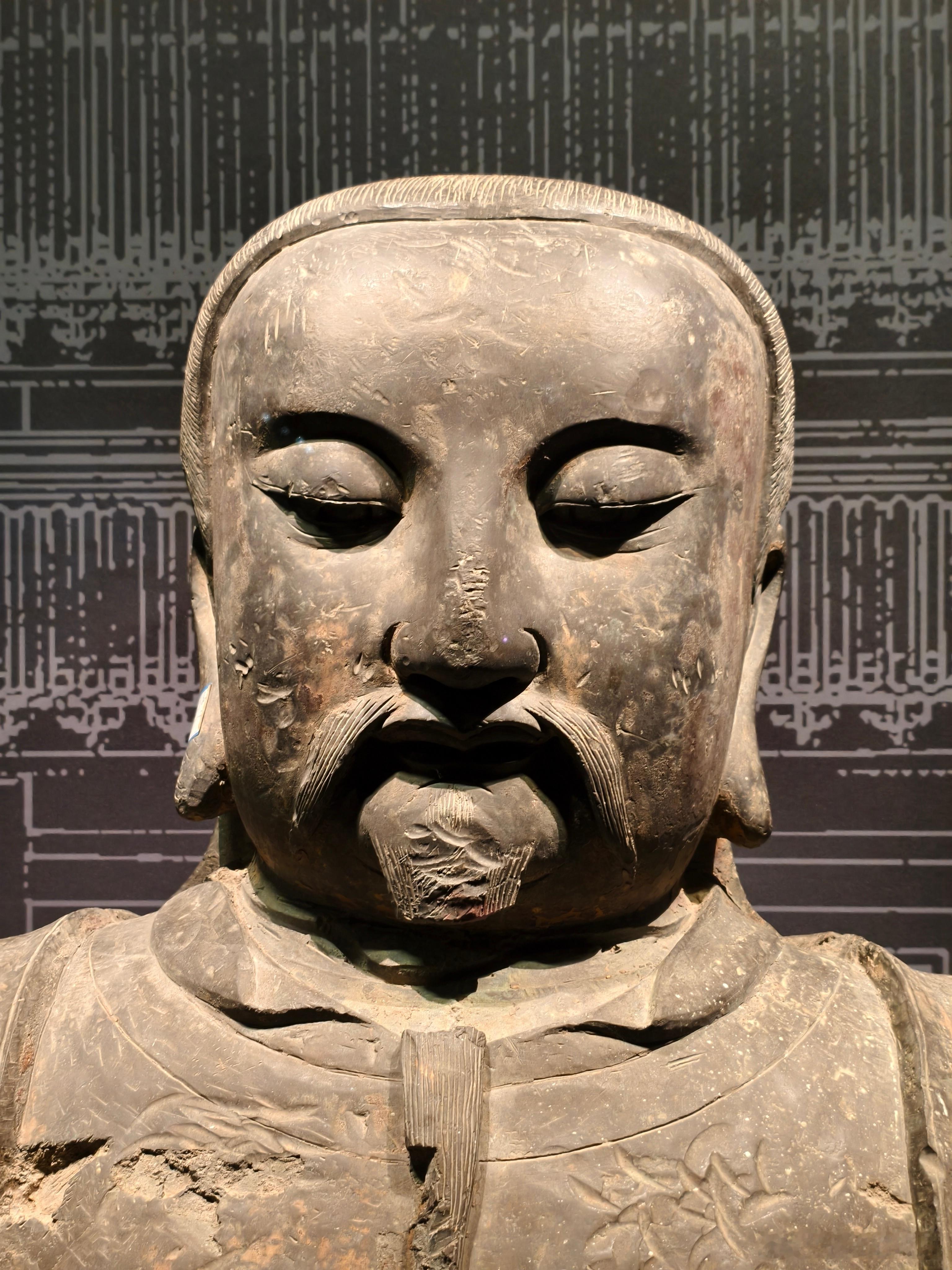 明代真武大帝铜半身像湖北博物馆肩头盘着五爪龙，“露出龙脚”了​​​