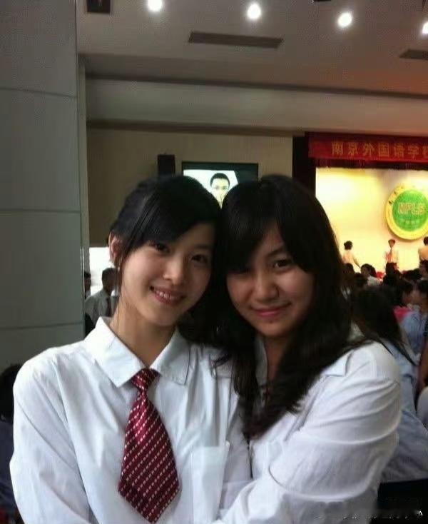 奶茶妹妹章泽天高中毕业照，当之无愧的校花。