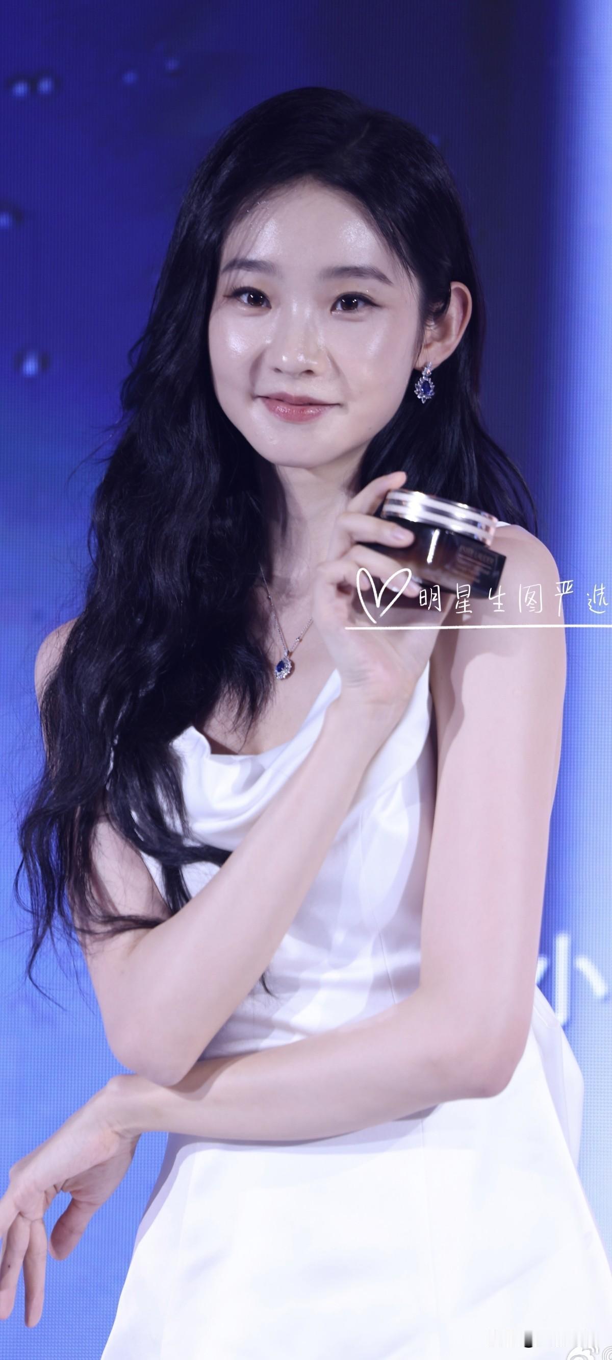 张艺凡240806雅诗兰黛生图特写！为什么她的皮肤会反光呢！