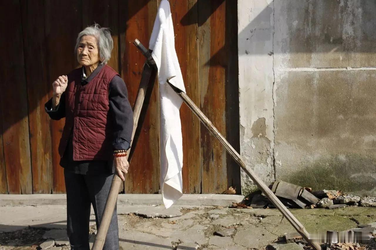 面对父母的衰老会让你感到害怕吗?当父母在促销单前犹豫，孩子在奖状后藏泪，他凭什么