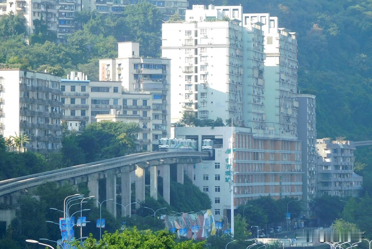 2018年夏天拍摄的重庆轨道交通2号线李子坝站，那个时候李子坝轨道穿楼的景象已经