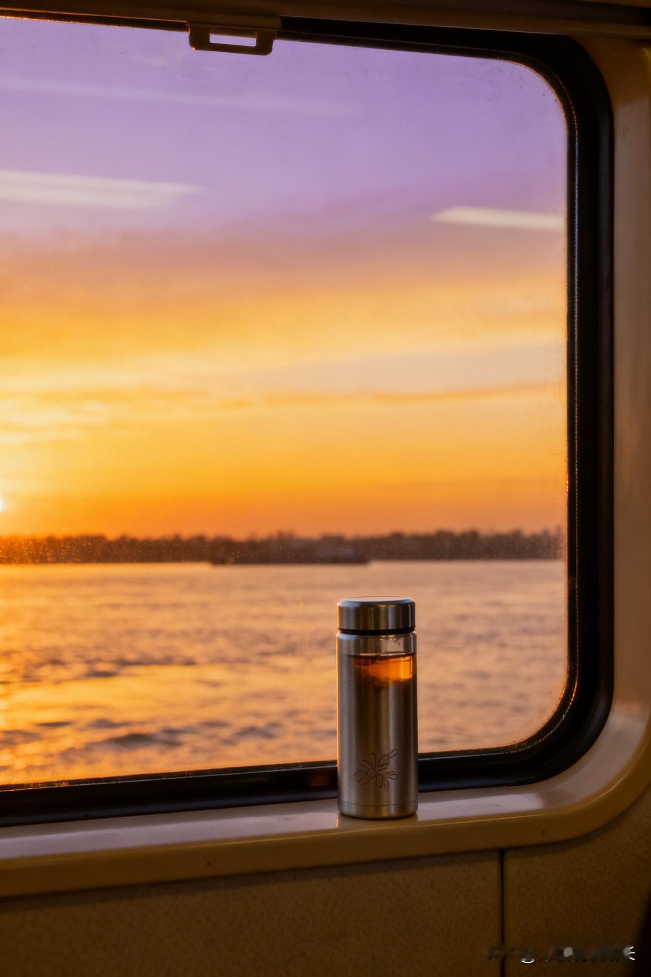 退休后才懂：情绪这东西，藏着就好前阵子小区老姐妹约着聚餐，包厢里热气腾腾的