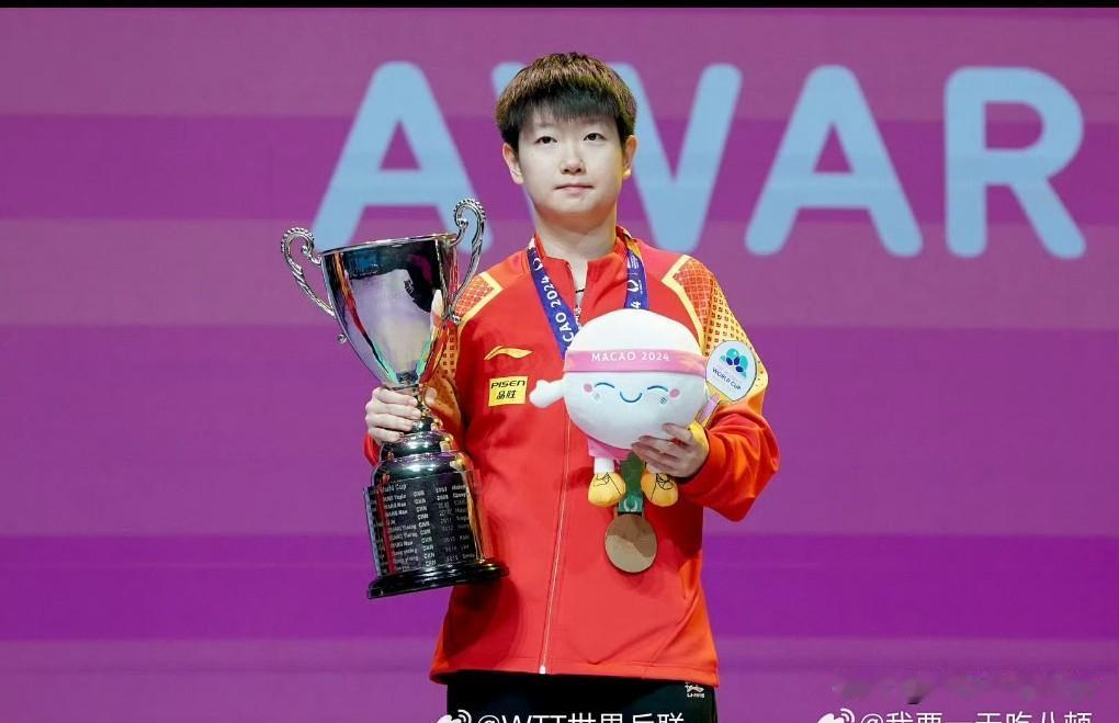 孙颖莎莎莎父母为双职工，5岁因托管需求接触乒乓球，在石家庄和平西路小学兴趣班初显