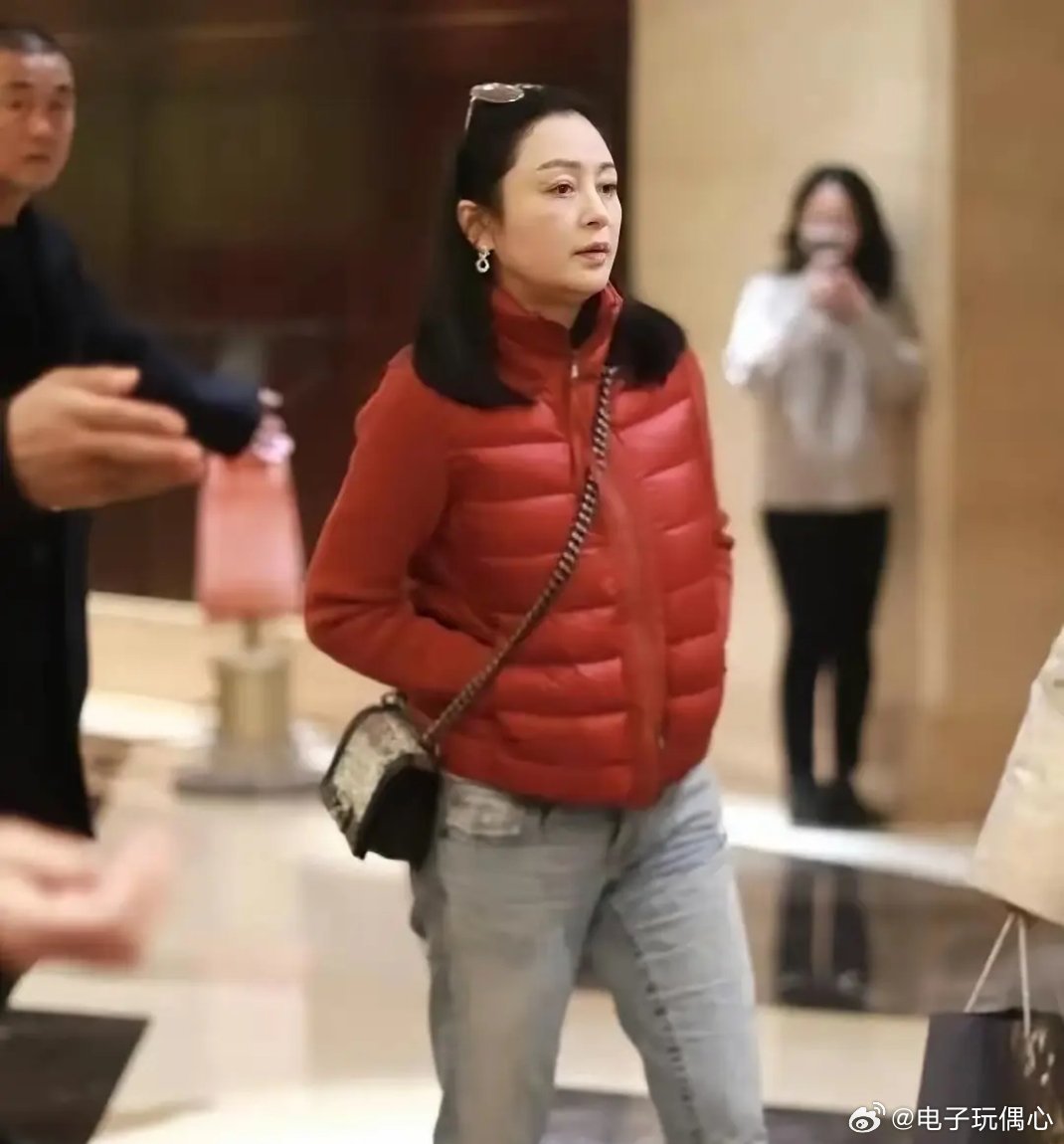 56岁的陈红去机场，没化妆的样子看起来挺真实的跟普通人相差无异