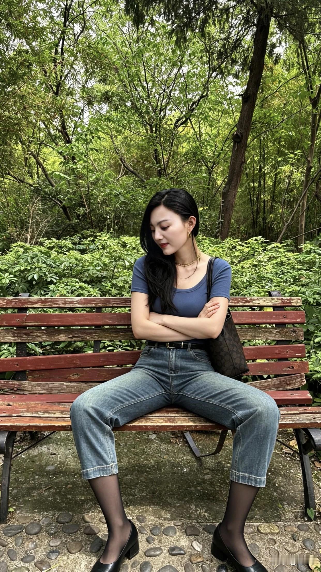 紧身牛仔裤配什么颜色的上衣好看搭蓝色上衣短款蓝色修身T恤配高腰紧身牛仔裤，就是千