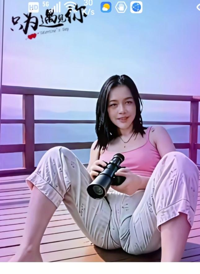 〔欣赏图中〕图中画面真漂亮；美女手握照相机；瞬间拍下一镜头；历史时刻永记