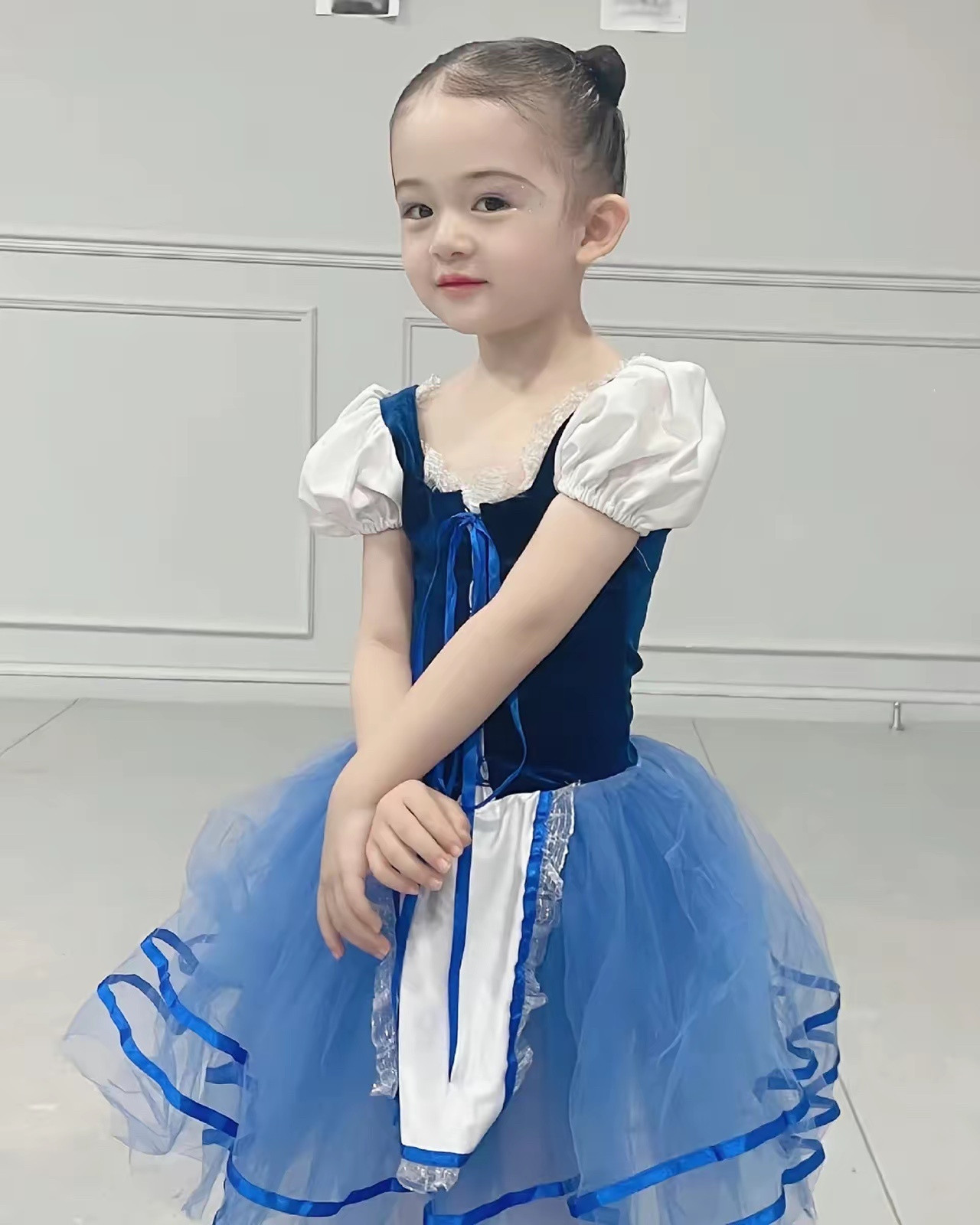 洋娃娃，樊少皇女儿好漂亮，天生丽质，自带妆容，他们家的基因太好了，这么漂亮的女儿