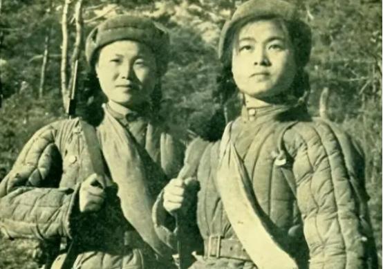 1933年，许世友听说部队有一位出身武当的女侠，便想要切磋一番，于是他迈着自