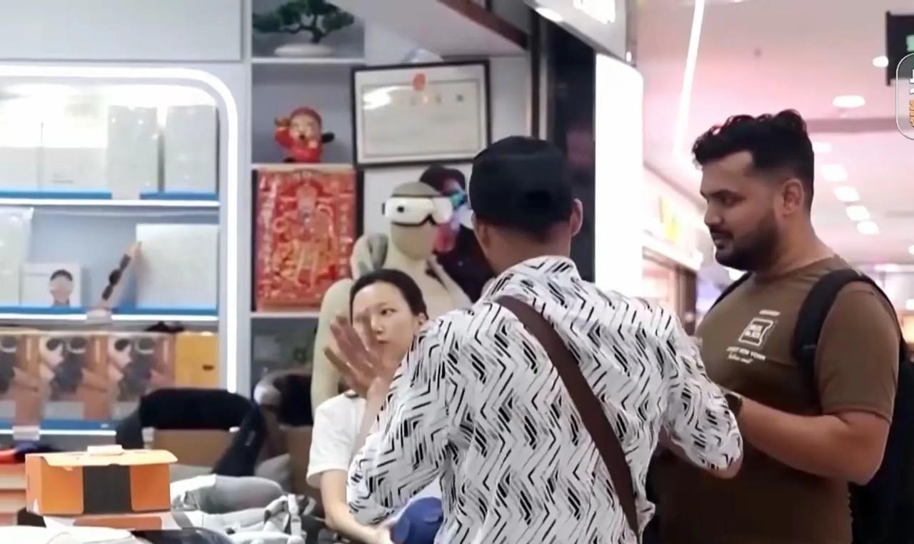 这一届的外国游客，哪是来中国旅游呀，分明是来中国shopping了！有2名来自澳