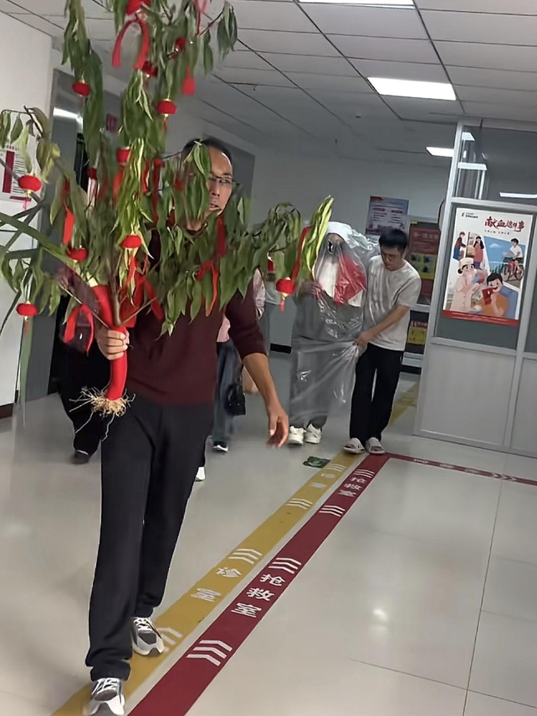 生完孩子，孕妇穿着塑料袋出院你说这事儿怪不怪？生完孩子出院，孕妇咋都让塑料袋