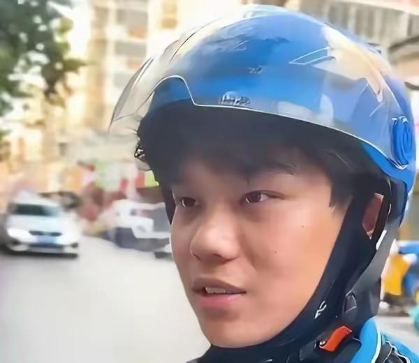 谁能不被这个阜阳少年打动！40度高温街头送外卖，满身汗水奔波接单，突然收到空军航