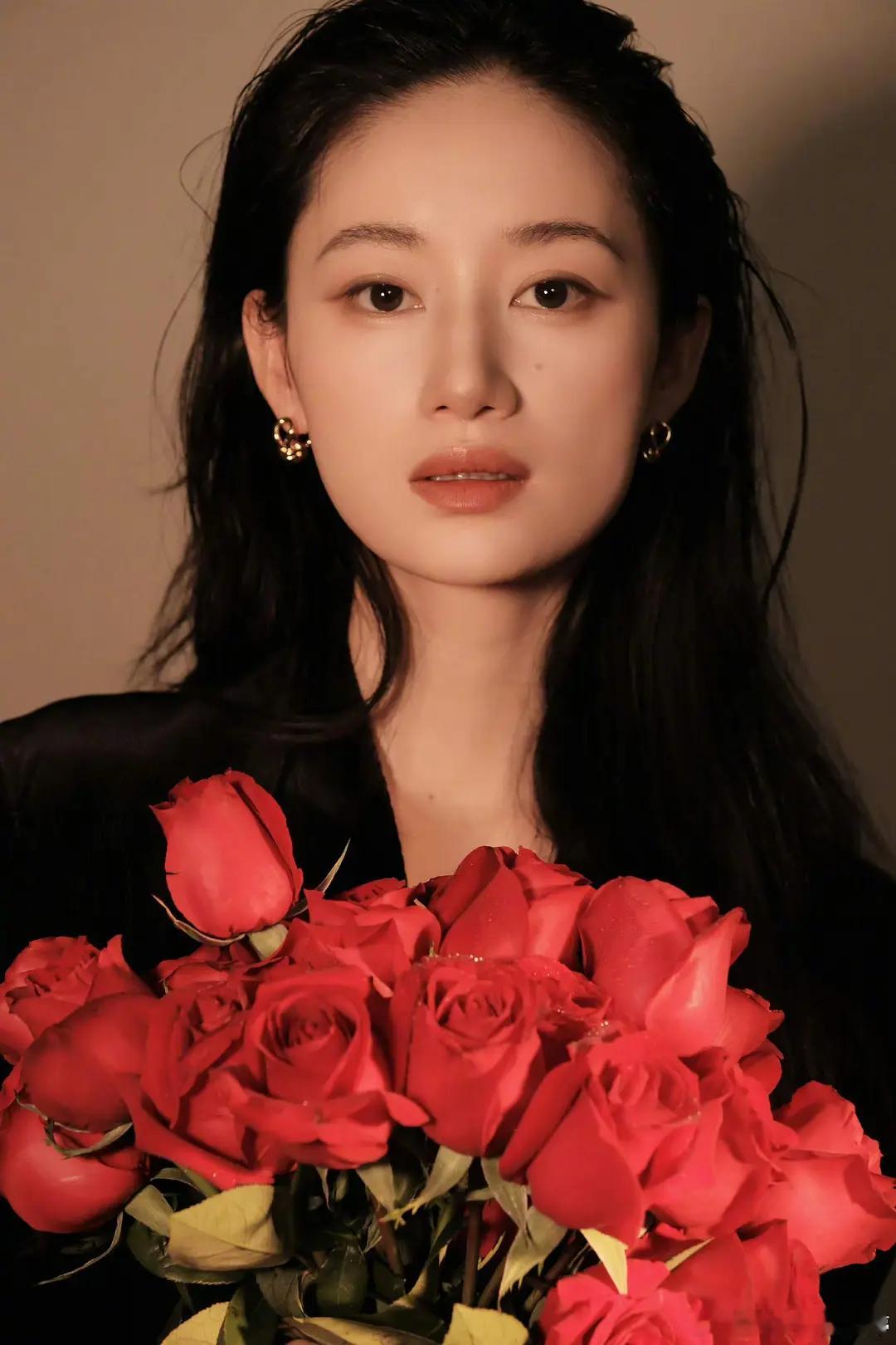 郭晓婷这种脸是不是🔥不了的类型感觉她仙剑的时候特别特别可爱，非常有灵气，但是长