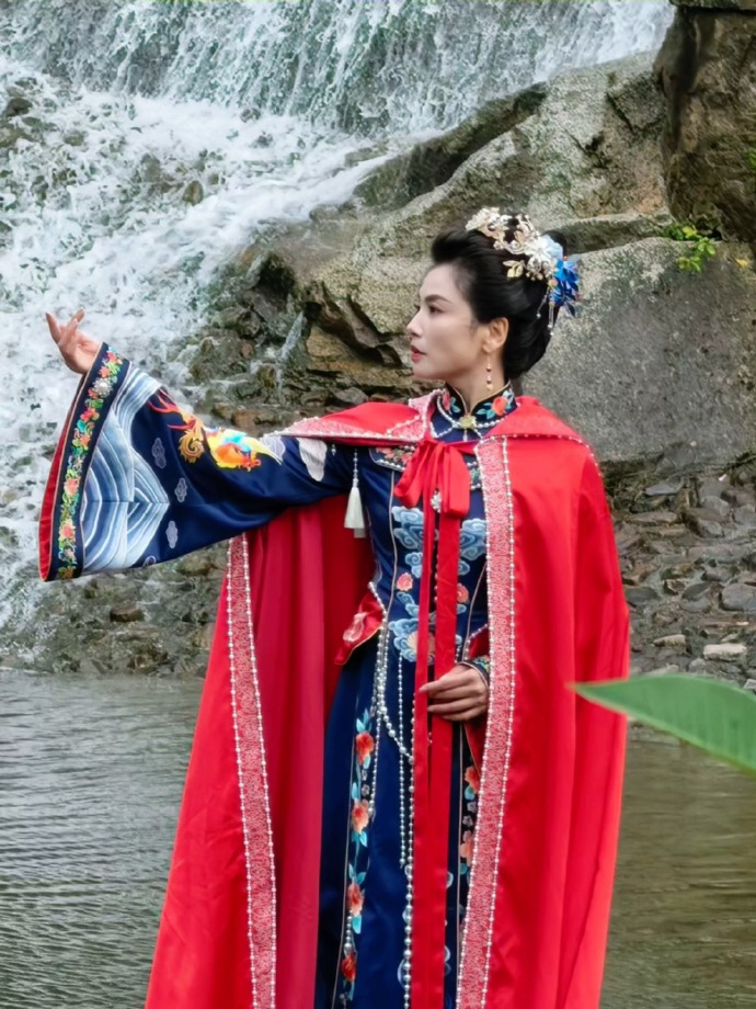 最近刘涛拍摄了一组很美的大片，她这次搭配的很有时尚靓丽风情。刘涛穿了一件深蓝
