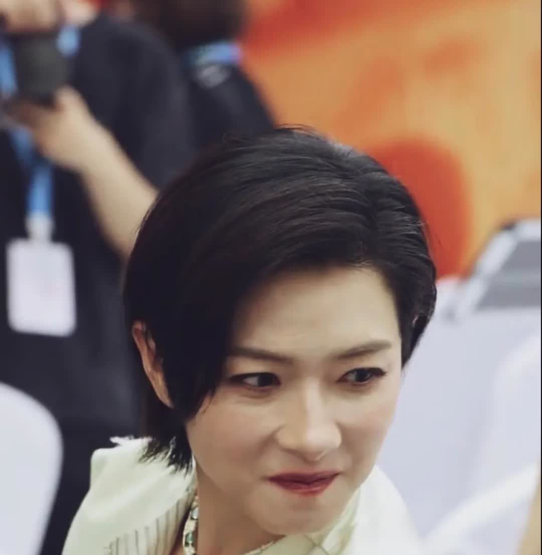 有一种美叫万茜的美，简单大方，鼻子绝美侧颜杀！真好看只是皮肤不好很干，该