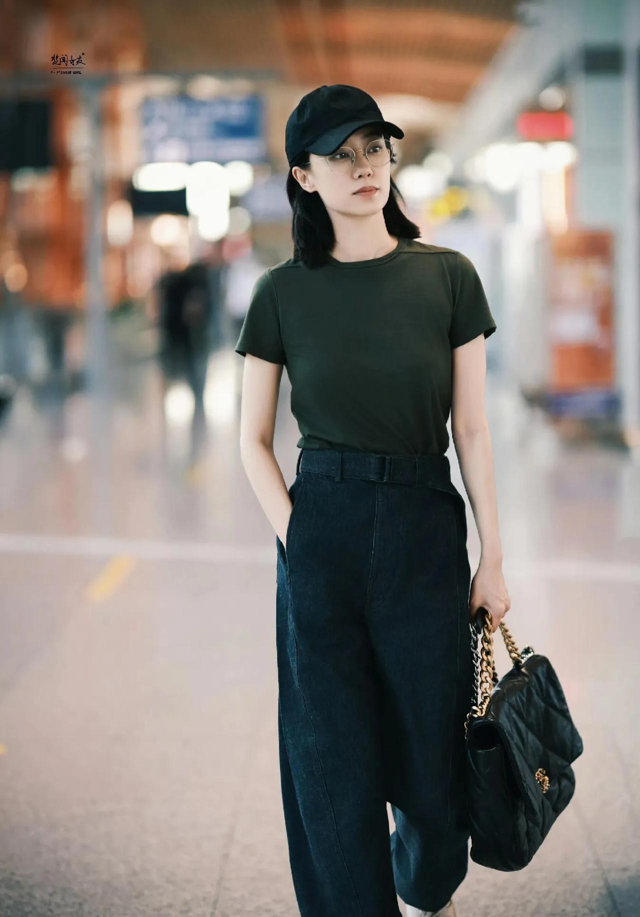 被张小斐的穿搭惊艳到！墨绿色T恤+高腰阔腿牛仔裤，显瘦又显高。宽松版型遮肉舒