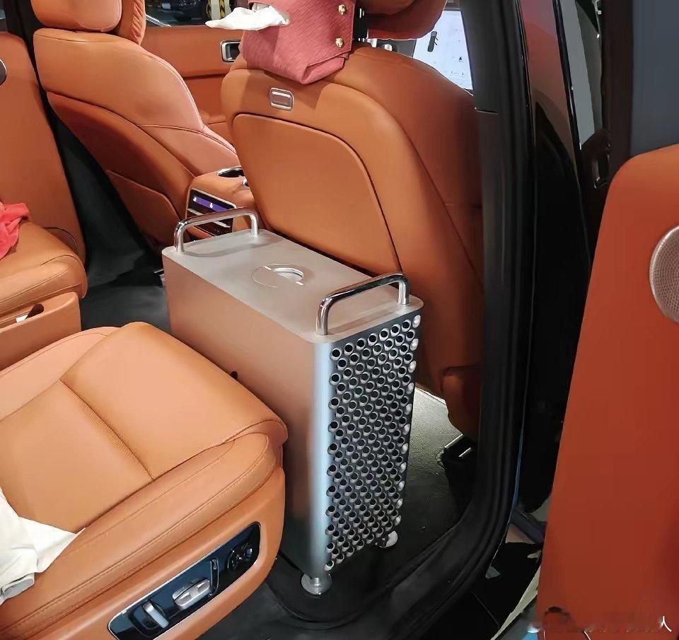 同事让帮忙捎台电脑，不肯放车尾箱，非得塞后排。弱弱地问一句这电脑难道很贵吗？华强