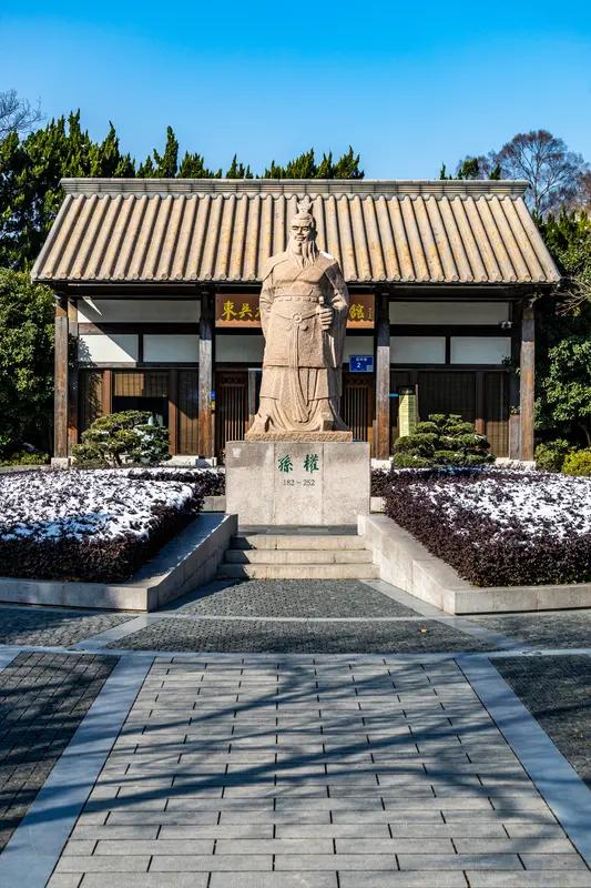 一个人的名字或许和命运是有关联的。孙坚的四个儿子：老大孙策，字伯符，符为兵符，他