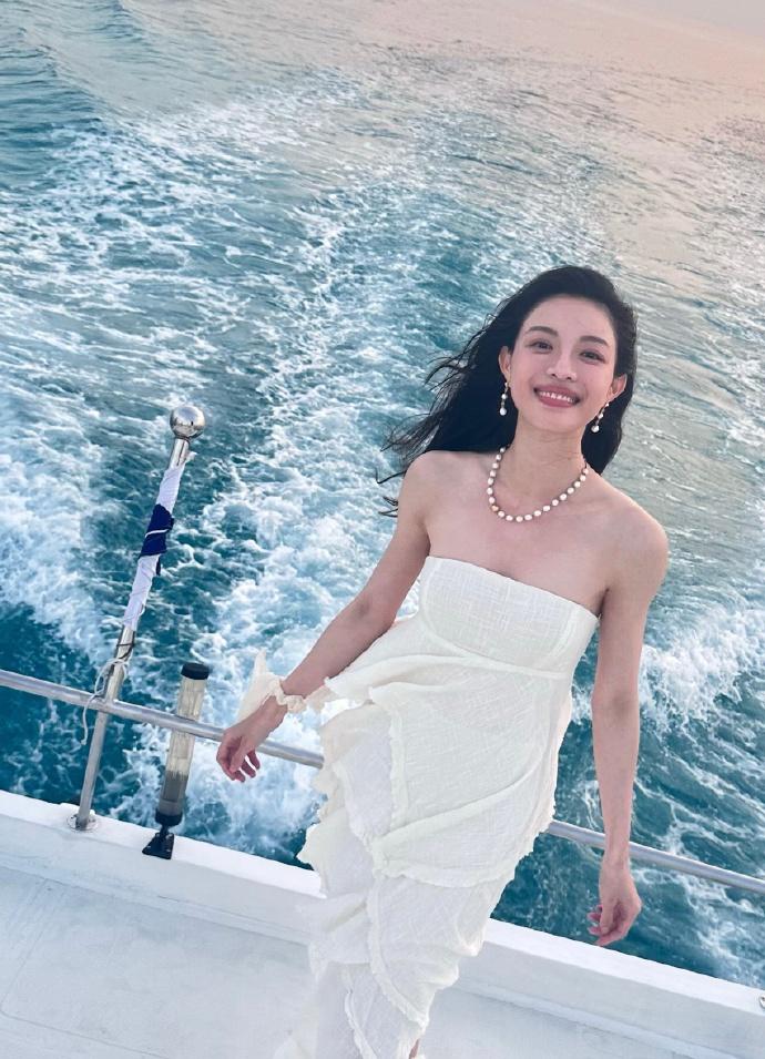 最近钟楚曦现身马尔代夫度假，她看起来特别的漂亮，也很有清纯时尚气息。钟楚曦这