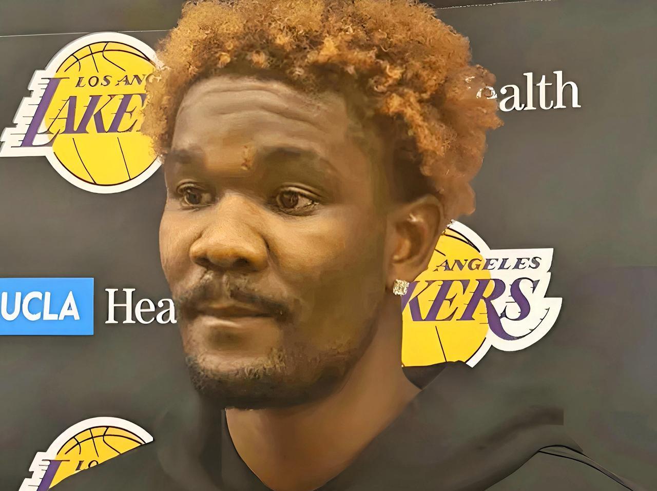 艾顿真是明白人啊！近日，湖人首发中锋艾顿接受了记者采访，被问到外界觉得球队情况