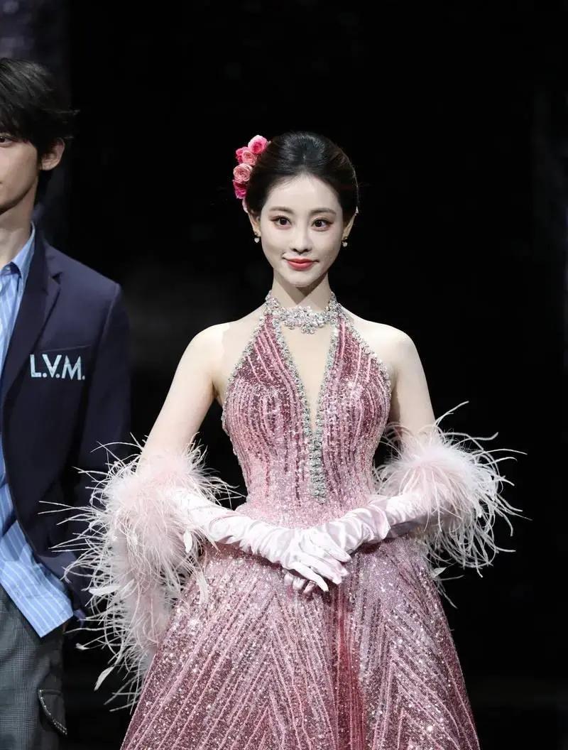 昨天2月5日北京微博之夜红毯，寒风吹得人直打哆嗦，可明星们还得穿薄礼服硬扛。一堆