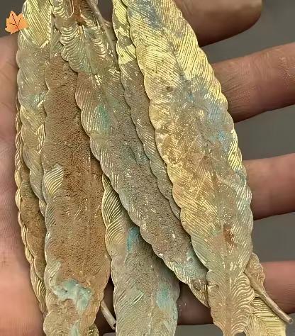 昨儿去收旧书报，一个老太太从里屋摸出几片压箱底的小东西看着像小金叶子，我花三十