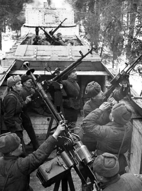 在斯大林格勒战役中苏军开始反攻时，并不知道自己合围了近30万德军，而以为自己包围