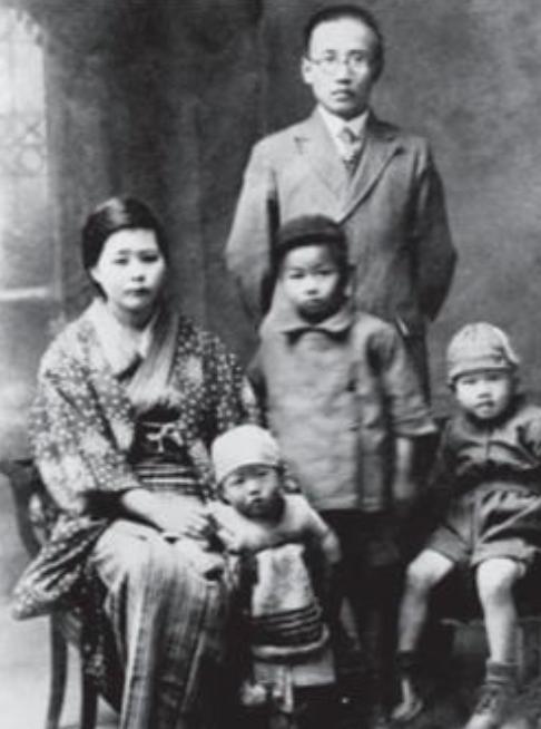 1978年，郭沫若在北京去世。最让人想不通的是，他在日本抛下的五个孩子，是靠他的