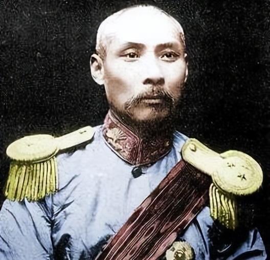 这天，段祺瑞把太太叫了过来，对她说：“我跟你商量个事，准备把四姨太给嫁了，你看合