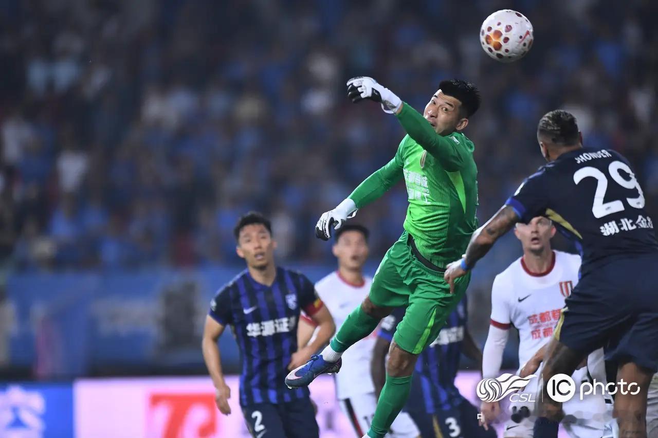 我估计昨夜之后，成都球迷不会再吐槽哈哥刘殿座！几乎九成球迷都认为蓉城1：0险