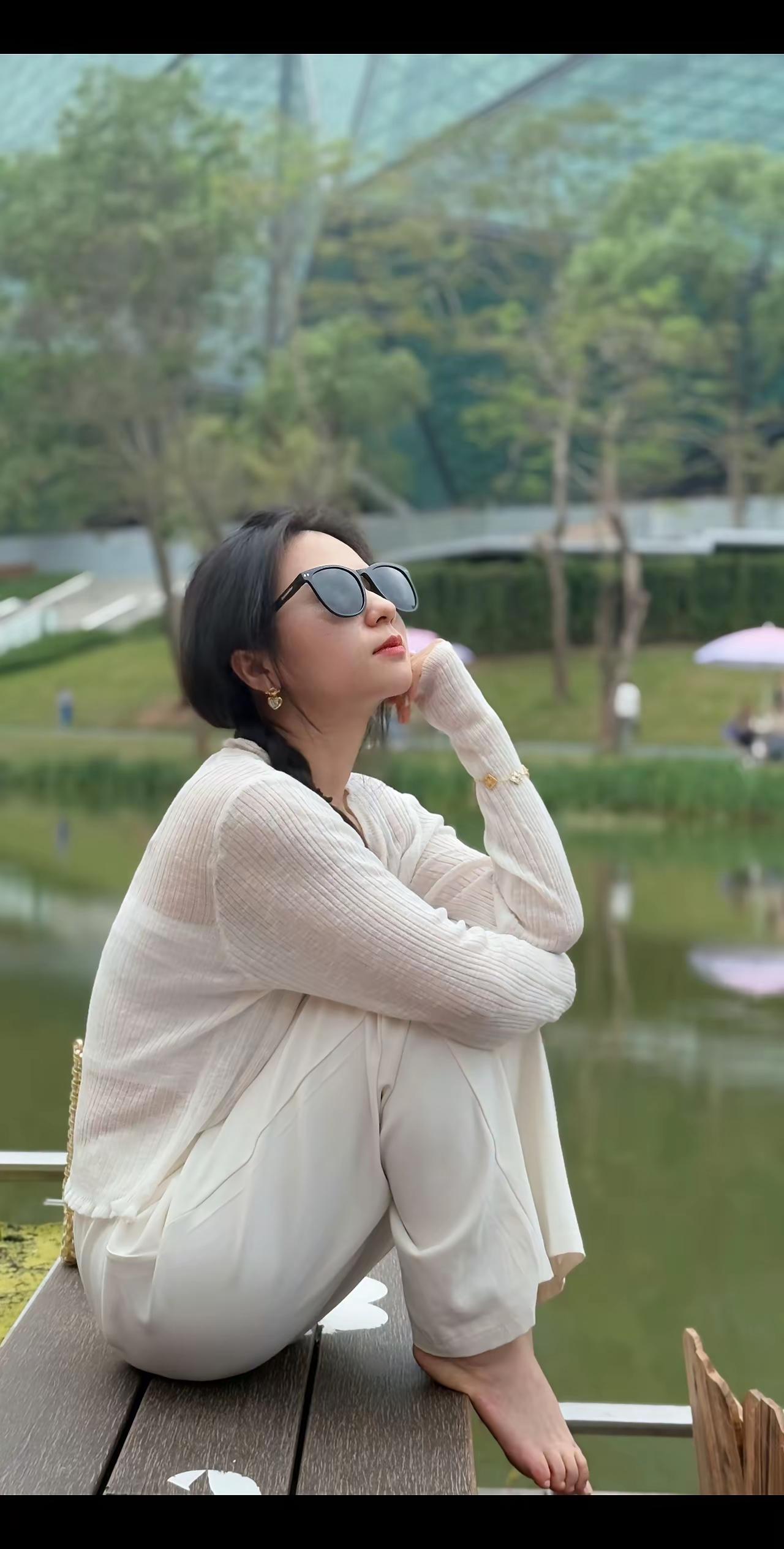 阳光洒在湖边，悠闲的午后时光🌞💙