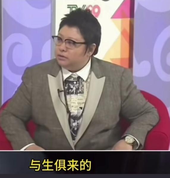 “我们十招就把小沈阳击败了”在一次采访中，主持人问她，你是一个很冷幽默的人吗？