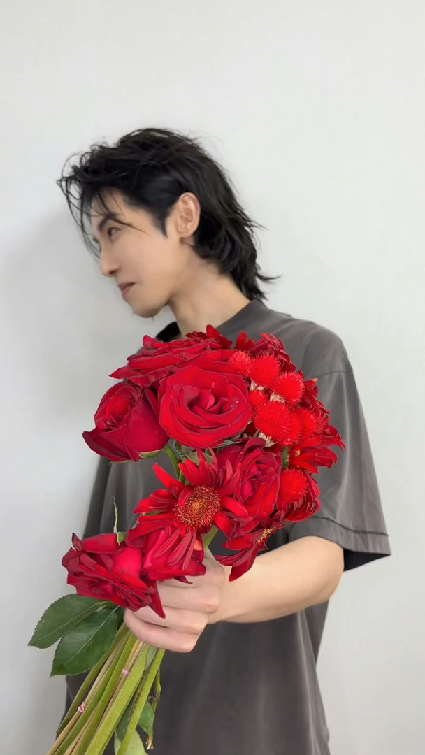 我发现宝宝仰头的时候就很像小狗狗瘦瘦的然后脖颈没什么肉挠小狗下巴的时候就感觉