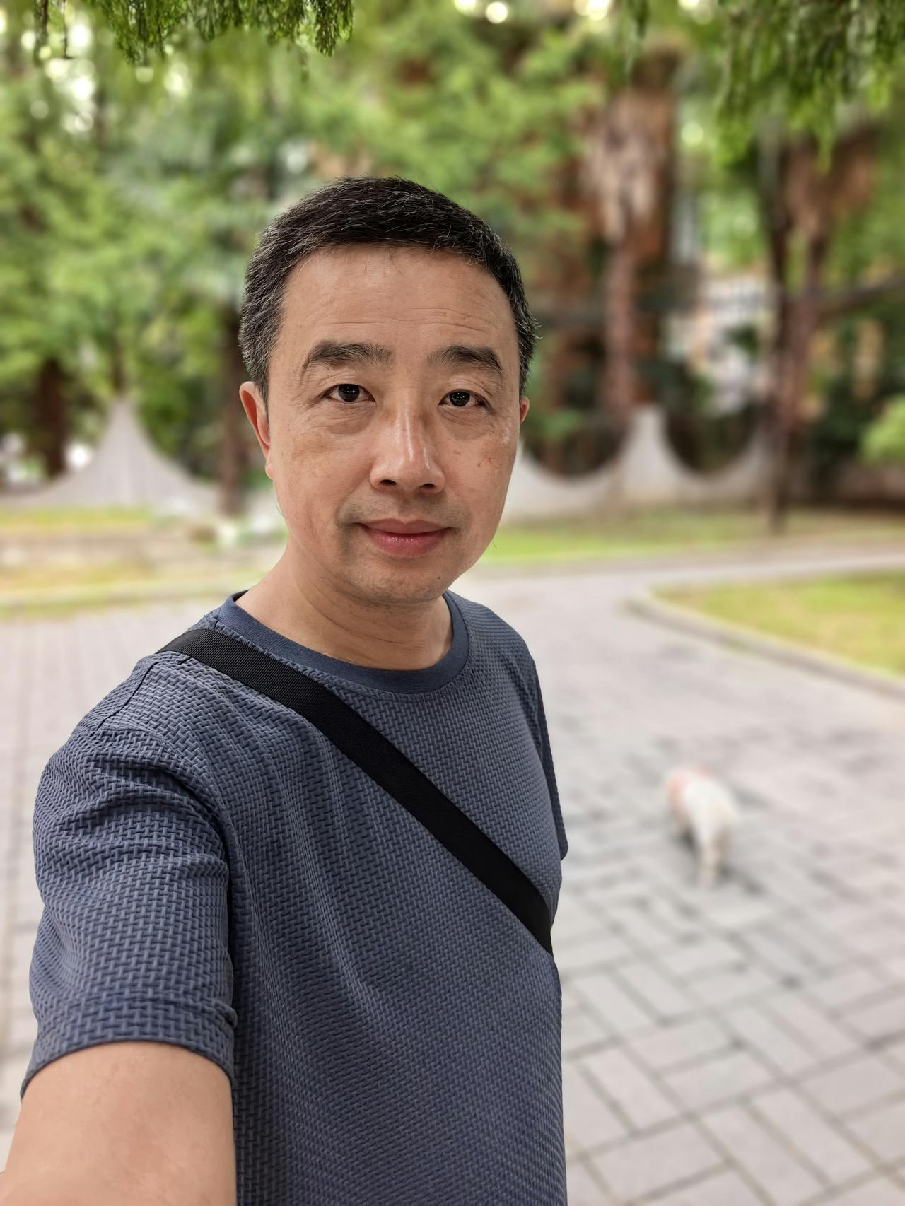 继续我的轻断食，从昨天中午到现在又是20小时空腹。早上一杯凉白开，冲一冲肠胃。