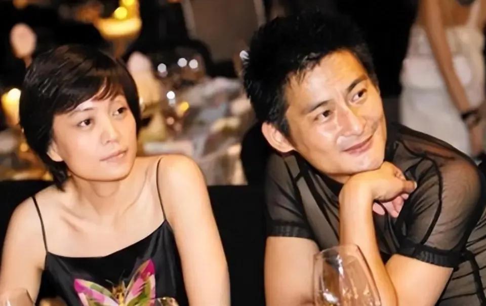 在娱乐圈的一众明星家属里，马葭活成了最让人羡慕的样子。母亲是老戏骨朱明瑛，唱跳演