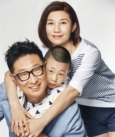 一次，林永健和老婆吵架，脱口而出：“你长的这么难看，娶你我瞎了眼。”老婆周冬齐：
