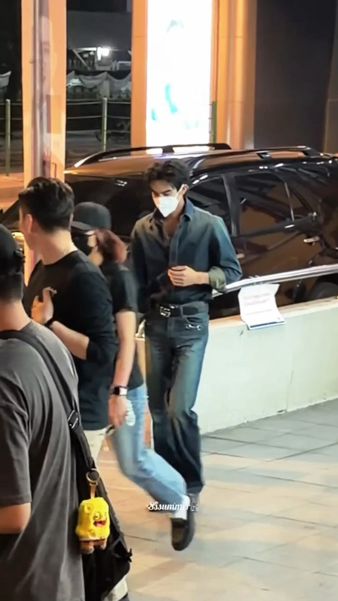 宋威龙曼谷曼谷街头的宋威龙，一时分不清脸和身材哪个更权威了