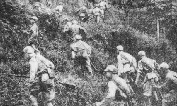 1948年，土匪打散迎亲队伍，围住花轿。匪首把新娘盖头一掀，直了眼：年轻漂亮！冲