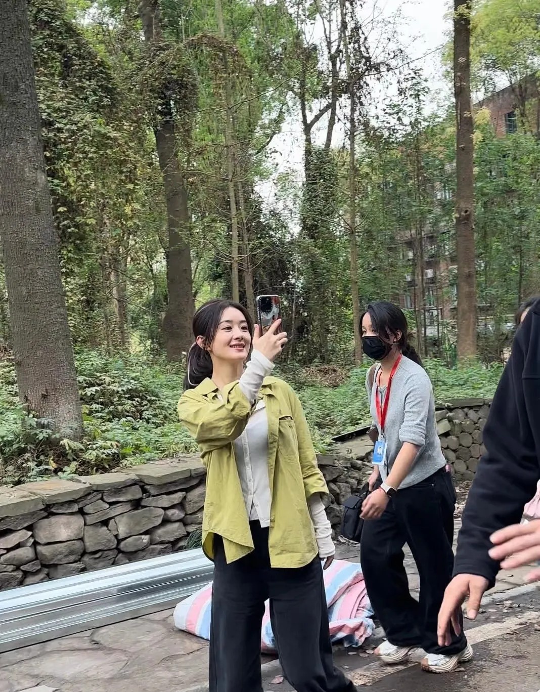 赵丽颖现实里真的好小一只，脸小小的五官却特别大气。女明星果然是从头精致到脚，连牙