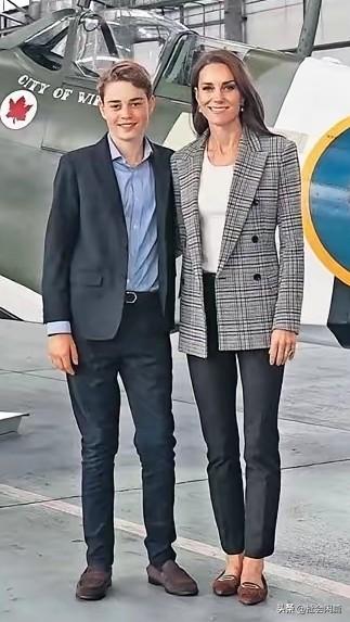 十三岁的小小王子已经成为了小帅哥，落落大方，跟着妈妈一起参加活动，身高已经快赶上