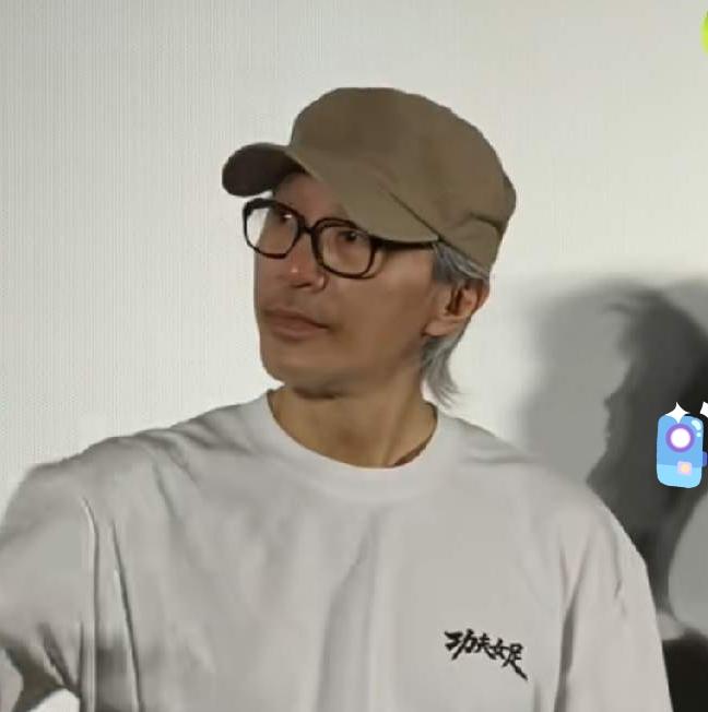 谁能想到，周星驰他真哭了。一个人面对着整个资本市场，最难，最无助的时候都没哭