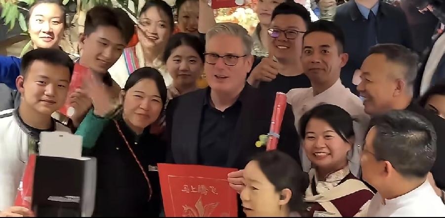 斯塔默踏足北京第一餐选择在北京三里屯“一坐一忘”云南菜馆用餐。美国前财长耶伦也曾