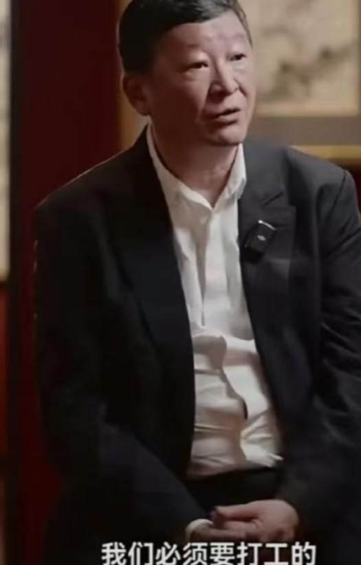 范曾当年去朋友须尊德家吃饭，一眼就看中了人家的妻子张桂云。那时候张桂云已经是三个